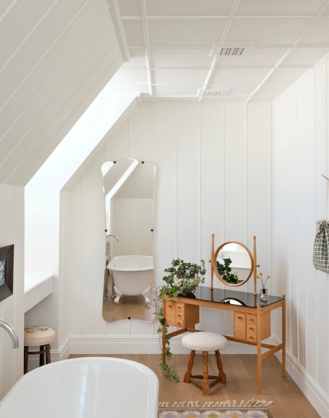 Canoe Place Bathroom